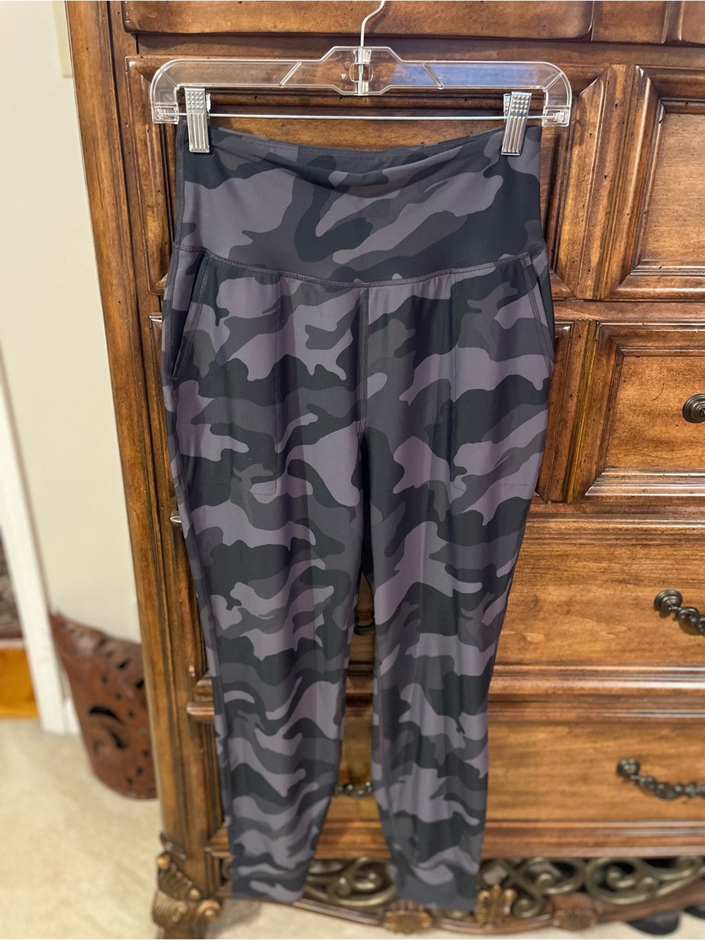 Old Navy Active Elevate Go Dry Camo High-Waist Leggings
